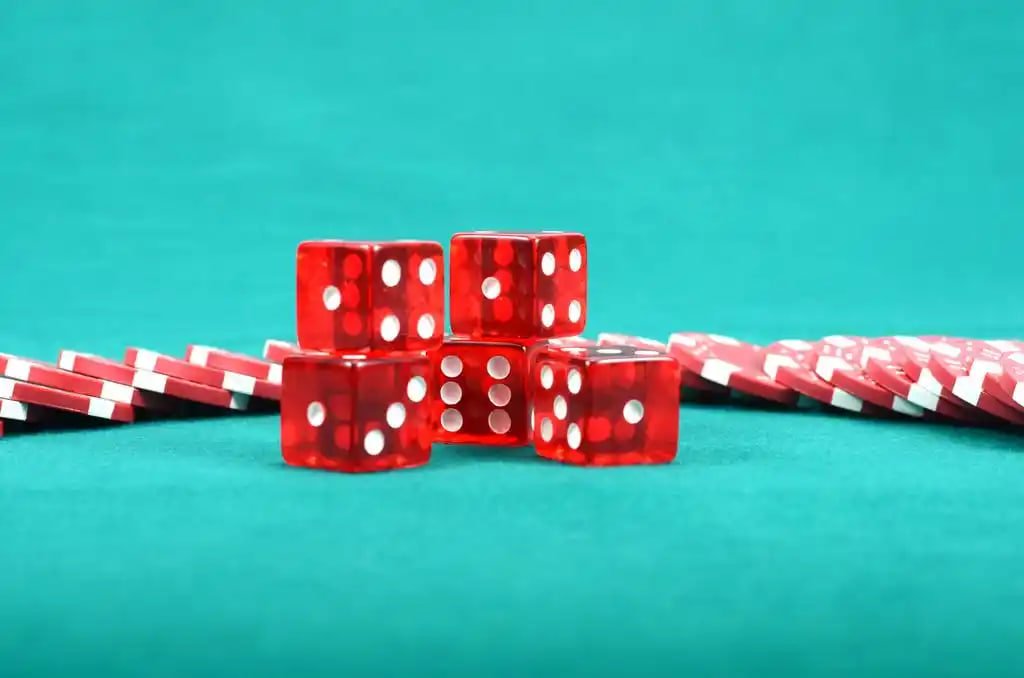 ygn အွန်လိုင်း ကတ်ဂိမ်း Baccarat Poker ကစားနေသောပုံ